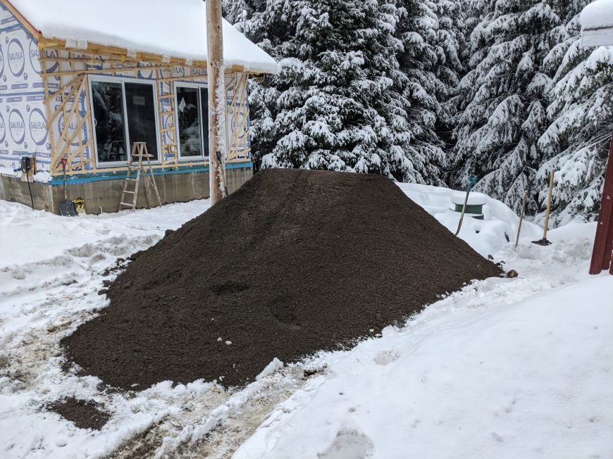 48. Pelleter 75 tonnes de gravier à la pelle, dans la neige et le froid (5 tas comme celui-ci)