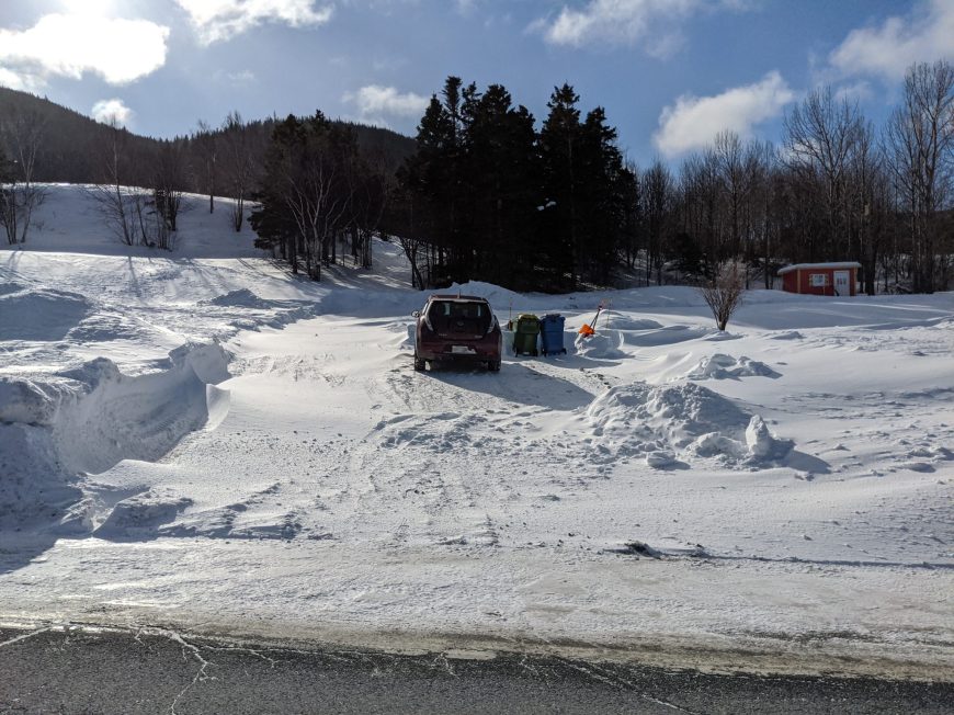 54. Le lendemain, le surledemain, à chaque maudite journée. Déneige, déneige, déneige. À rendre fou!