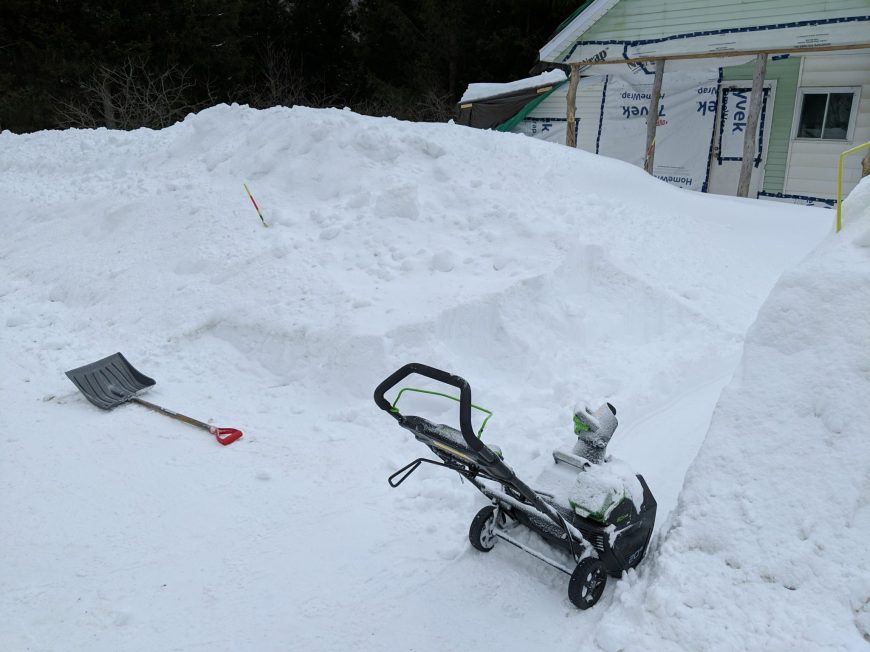 55. J'avais la petite maison résiliente à déneiger aussi, donc 10 places de stationnement (photo hiver 2022)