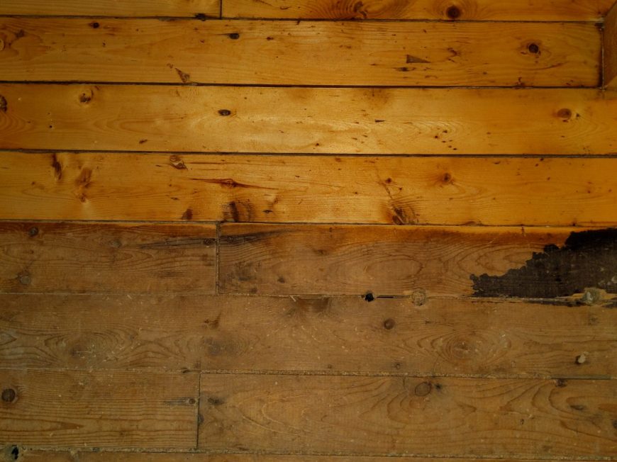 68. 60 ans de cochonneries et moissisures pour ce vieux plancher de cèdre. Une des seules choses qu'on a pu garder dans la maison, tout un tough!